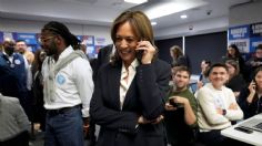 VIDEO: Kamala Harris llama por sorpresa a un simpatizante, pero un aparente descuido exhibe que habría sido un montaje