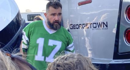 VIDEO: Jason Kelce se disculpa por arrojar al suelo teléfono de sujeto impertinente