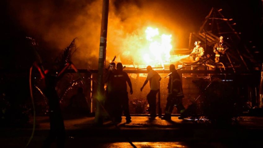 VIDEO: Muere matrimonio con su bebé de 3 años al incendiarse su casa por una veladora