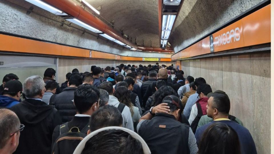 Usuarios en la estación Mixcoac del Metro reportaron avance lento de los trenes.