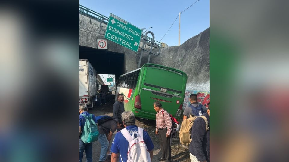 La unidad se impactó contra un muro de contención en dirección a Tepotzotlán