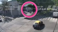 VIDEO: rateros en moto arrastraban a anciana al asaltarla, pero taxista los arrolla