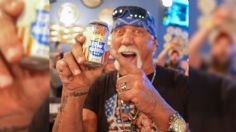 Hulk Hogan celebra triunfo de Trump autografiando cajas de cerveza