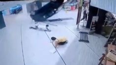 VIDEO: momento exacto en que automóvil cae del segundo piso de plaza comercial