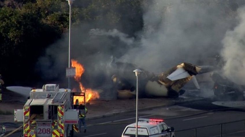 VIDEO FUERTE: avión de pasajeros se estrella mientras despegaba y cae sobre un auto, hay 5 muertos