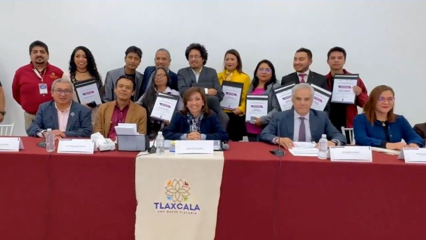 Lorena Cuéllar reconoce a 9 docentes de Tlaxcala