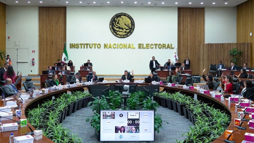 Diputados podrían recortar presupuesto del INE: Monreal