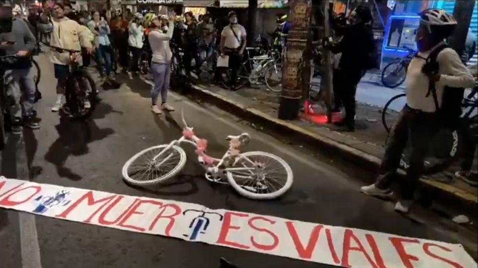 Los manifestantes portaban una pancarta en protesta por las muertes viales.