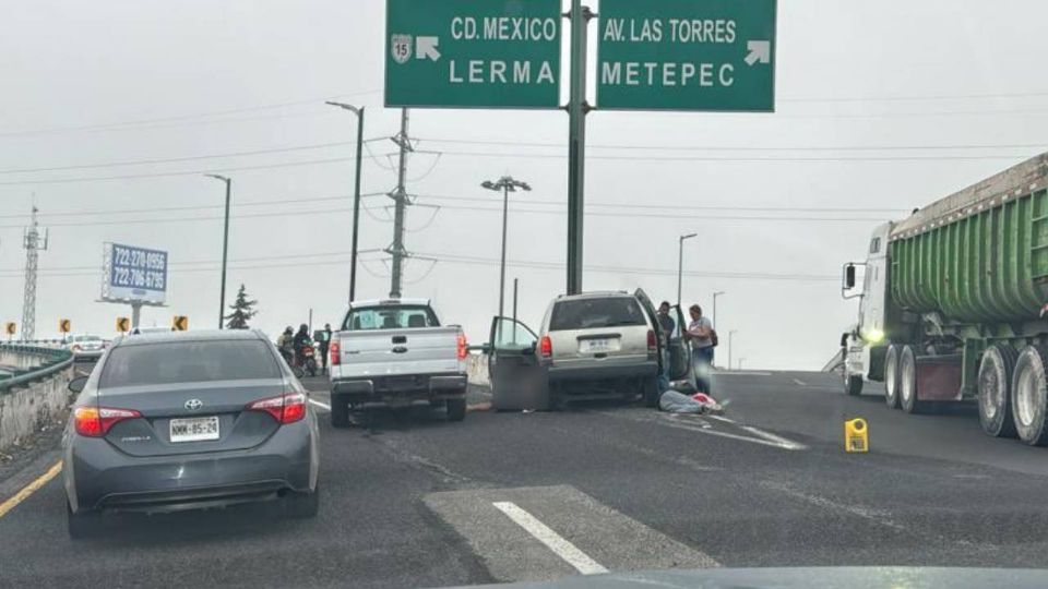 La camioneta se impactó de lleno con el poste