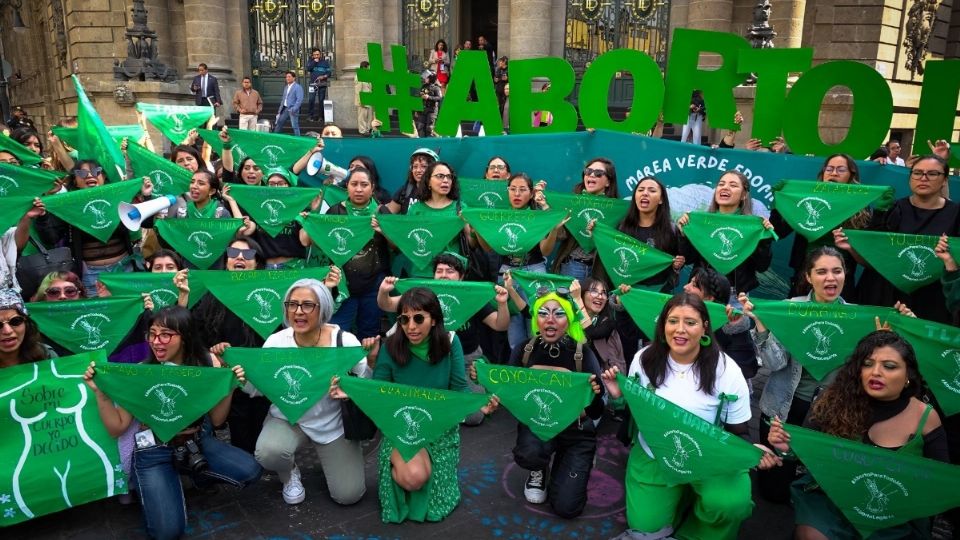 Grupo de mujeres de colectivos feministas se reúnen afuera del Congreso de la Ciudad de México para protestar por el aborto legal