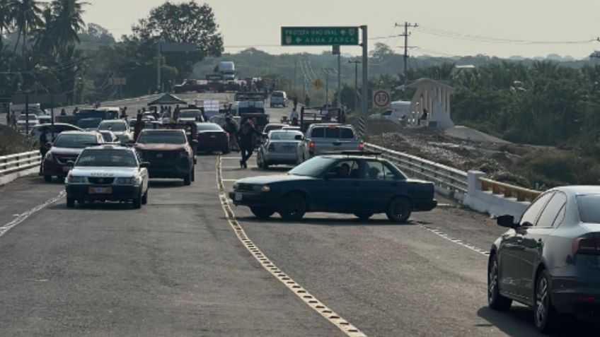 Bloqueos en la Costa Chica de Guerrero complican el paso de vehículos de emergencia, damnificados exigen ser censados