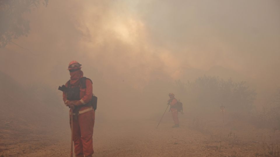 El intenso incendio está siendo sofocado por los habitantes de la región.