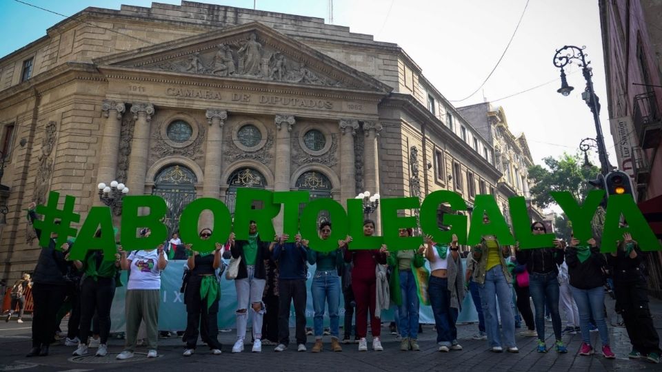 Colectivos feministas se manifestaron a las afueras del Congreso Local de la CDMX, para exigir a los legisladores la despenalización del aborto.