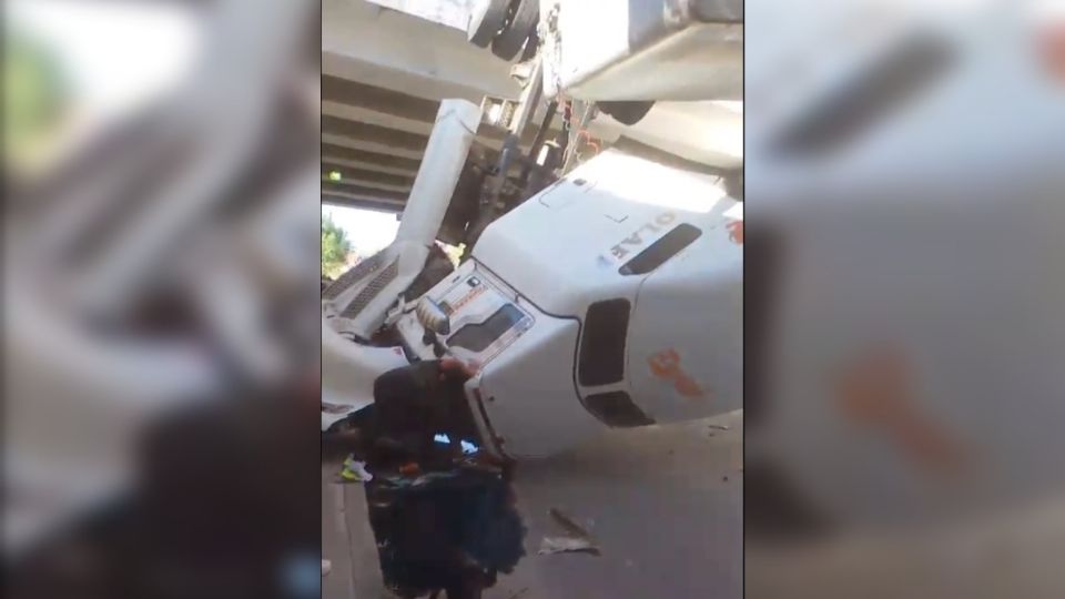 Trailer cae desde puente vehicular en la México Querétaro