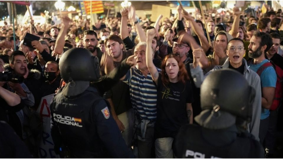 Miles de manifestantes se reúnen frente al ayuntamiento de Valencia, España, en protesta por la respuesta del gobierno regional