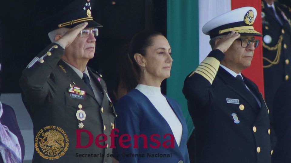 Presidenta Claudia Sheinbaum acompañada de titulares de la Defensa y Marina en ceremonia de insaculación de las Fuerzas Armadas