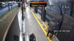 Momento en el que un hombre avienta a un Policía al carril del Metrobús y queda debajo de la unidad | VIDEO