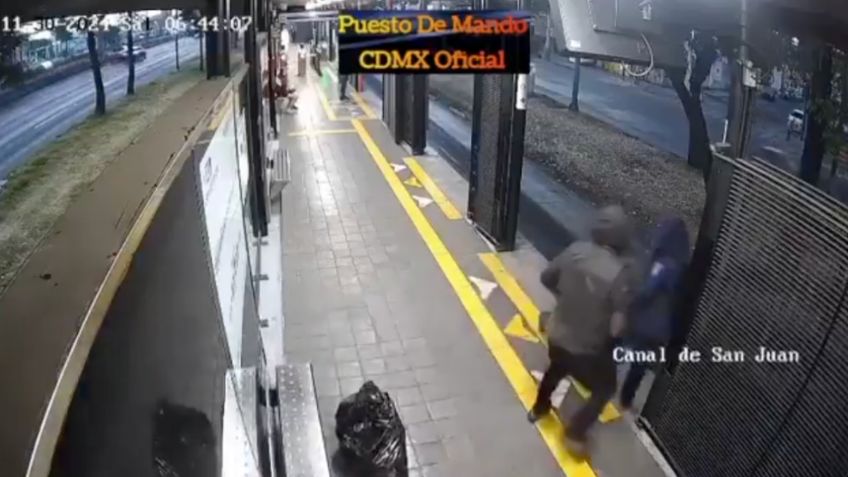 Momento en el que un hombre avienta a un Policía al carril del Metrobús y queda debajo de la unidad | VIDEO