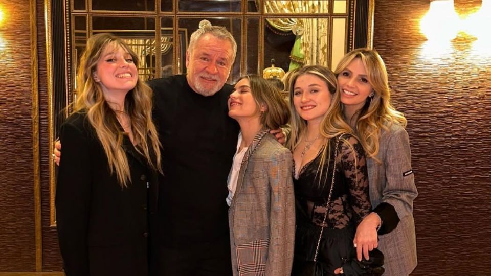 Angélica Rivera, su expareja José Alberto Castro y sus tres hijas