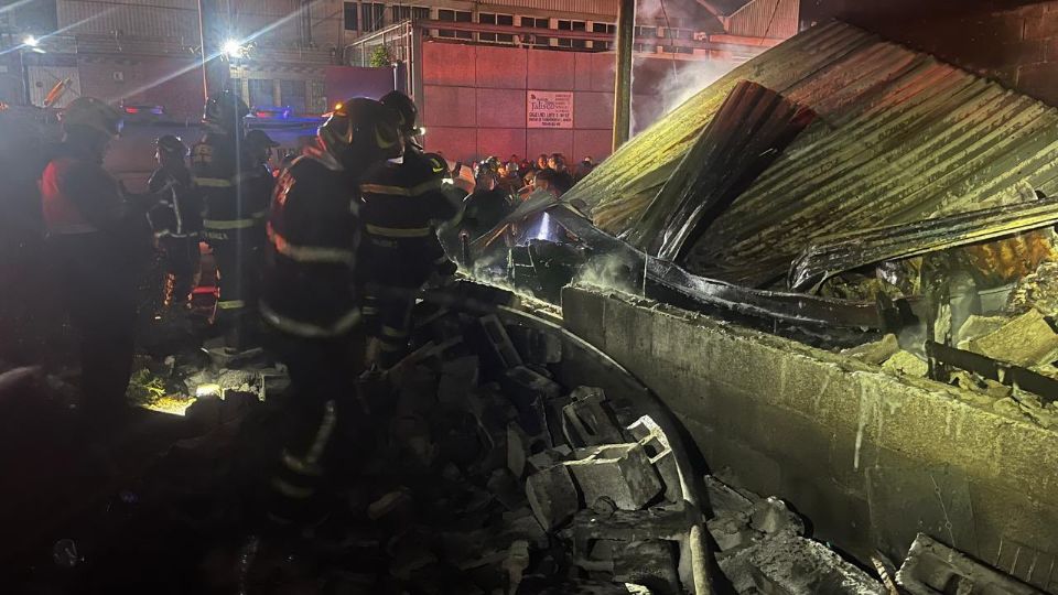 Bomberos de la Ciudad de México combaten las llamas en la Central de Abasto de Iztapalapa.