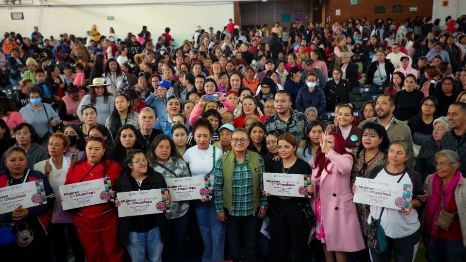 A las beneficiarias reunidas en el Gimnasio G2 del Deportivo Santa Cruz Meyehualco, Alavez Ruiz les adelantó que este programa continuará en 2025.