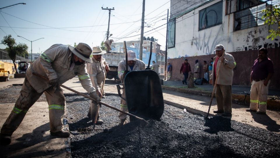 Los beneficiarios del programa realizarán bacheo y limpieza de caminos, entre otras cosas.