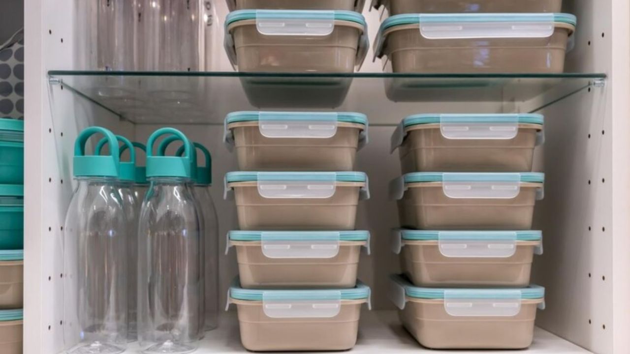 El método más sencillo para organizar tus tuppers al estilo de Marie Kondo, ahorrarás espacio y tiempo