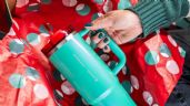 Foto ilustrativa de la nota titulada: Starbucks lanza vaso navideño de Stanley color verde menta con tapa roja: ¿cuánto cuesta?