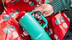 Starbucks lanza vaso navideño de Stanley color verde menta con tapa roja: ¿cuánto cuesta?