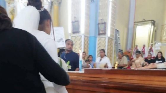 Mujer llega con vestido de novia al funeral de su prometido; faltaba una semana para su boda, pero él murió atropellado