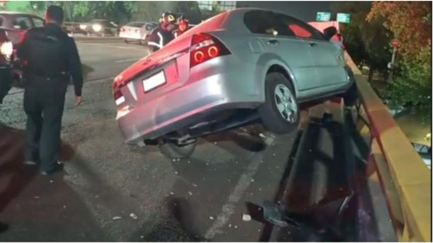 Fuerte accidente en Marina Nacional: carambola deja automóvil prensado que casi cae desde puente vehicular