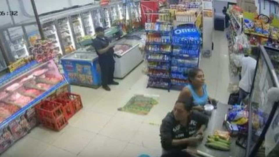 Cámaras de videovigilancia de un minisúper grabaron un violento asalto en Panamá.