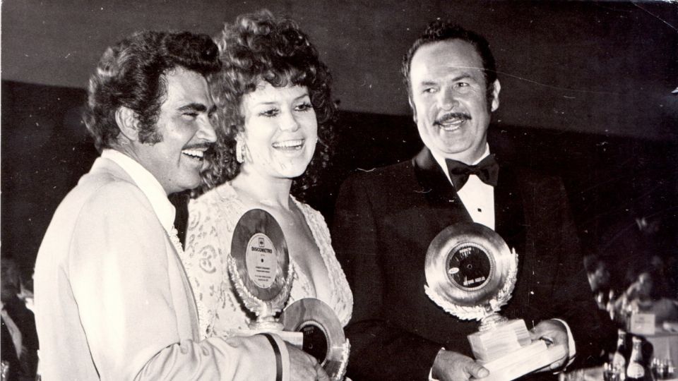 Vicente Fernández, Lucha Villa y Antonio Aguilar en la entrega de premios Discometro a lo mejor de la música vernácula de la época/México, 1976.