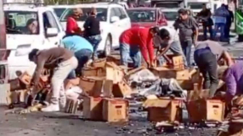 Se desata rapiña en Nuevo León por un tren que impactó un tráiler cargado con cervezas | VIDEO