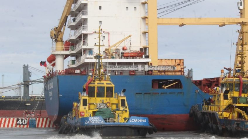 Barco mercante BBC ICELAND choca contra interceptores de la Marina en malecón de Veracruz