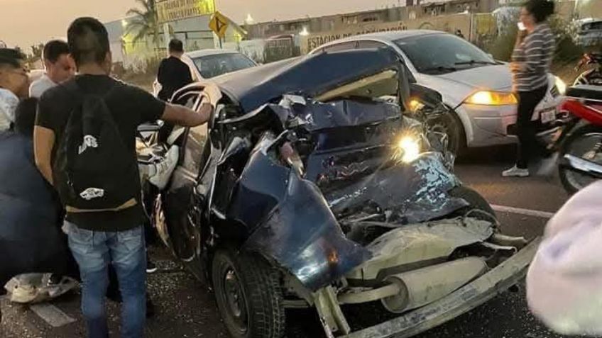 Carambola en la Lechería-Texcoco deja un muerto, un tráiler sin frenos embistió varios autos