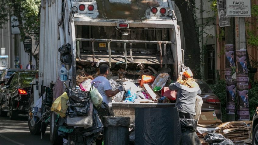 Captan momento exacto en el que explota un camión de basura y lesiona a tres personas | VIDEO