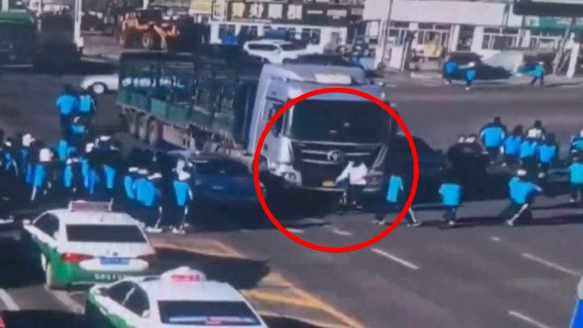 Un tráiler atropella a un ciclista y le pasa su enorme llanta, un auto le bloqueó el paso: IMAGENES FUERTES