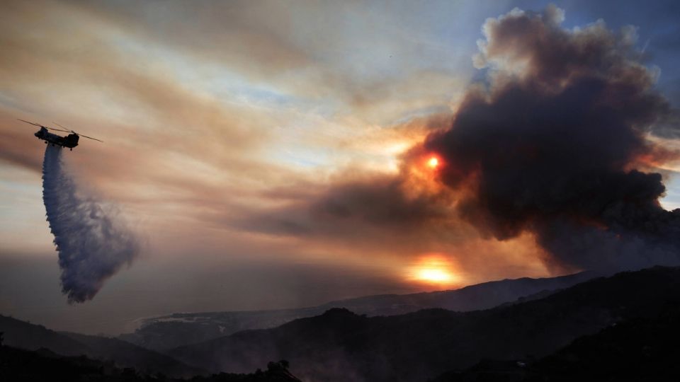 Se cree que el incendio está relacionado con los vientos de Santa Ana.