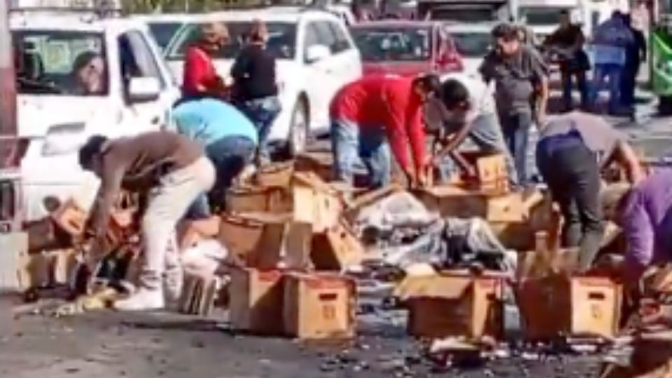 Un accidente entre un tráiler que transportaba cervezas y un tren provocó que vecinos y automovilistas se sumarán a la rapiña.