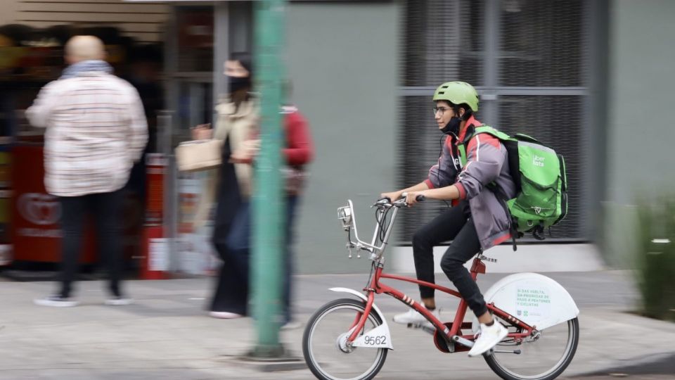 Una repartidora por aplicación laborando en calles de la Ciudad de México.