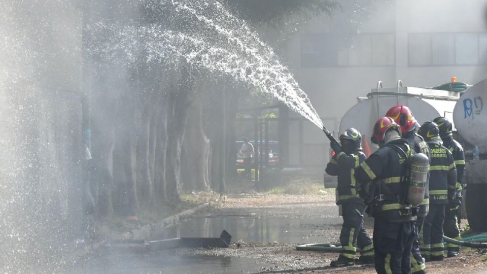 Bomberos atienden la emergencia en la alcaldía Benito Juárez, la tarde de este miércoles.