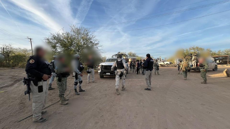 Elementos de las Fuerzas Armadas tras recibir la agresión este miércoles.