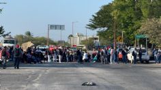 Bloquean carretera de Oaxaca-Istmo; miles de trabajadores de la salud exigen pago de bonos