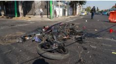 Fuerte accidente en Insurgentes: biker se pasa el alto y se impacta contra otra motocicleta, hay un herido