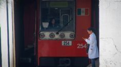 Rescatan a mujer de la tercera edad que cayó a las vías del tren en línea 3