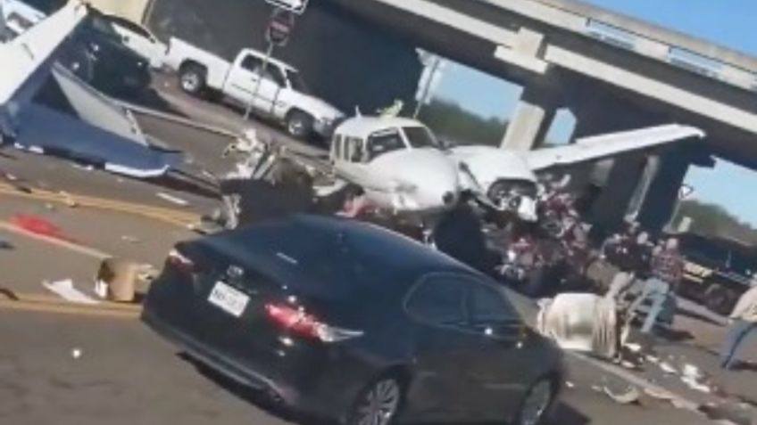 Avioneta aterriza de emergencia sobre autopista y se estrella contra varios autos | VIDEO