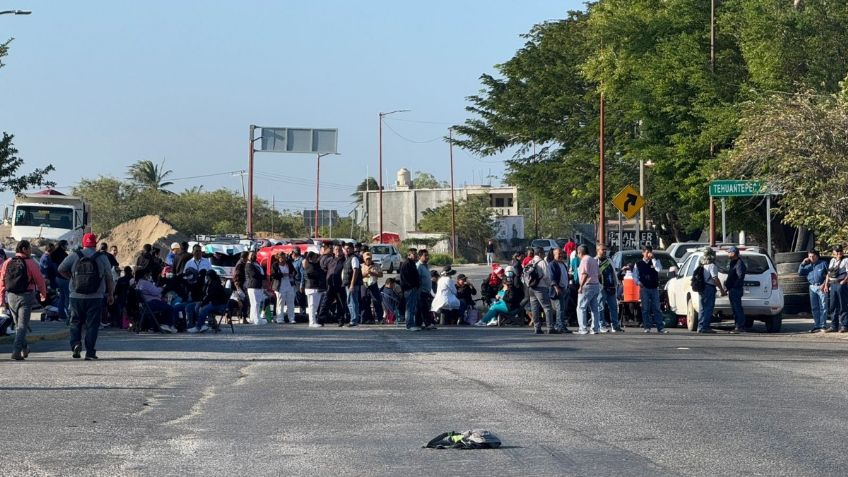 Bloquean carretera de Oaxaca-Istmo; miles de trabajadores de la salud exigen pago de bonos