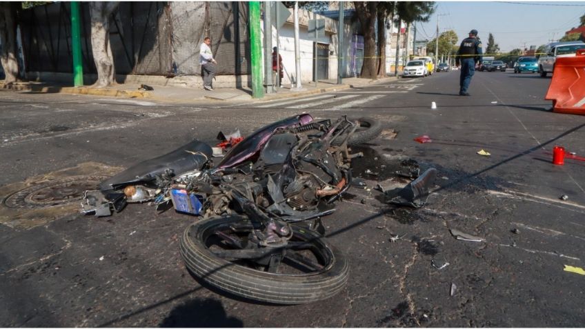 Fuerte accidente en Insurgentes: biker se pasa el alto y se impacta contra otra motocicleta, hay un herido