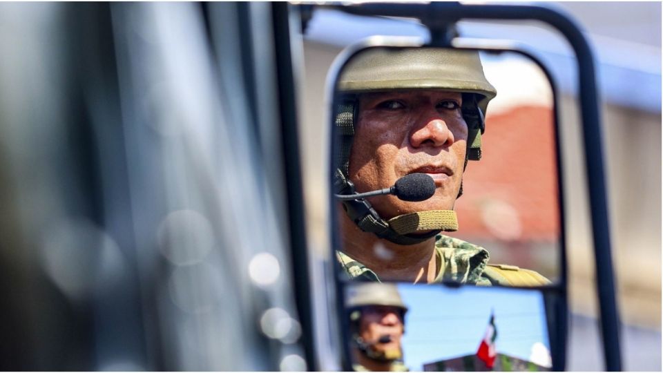 Elemento militar durante el desfile cívico militar del 214 Aniversario de la Independencia de México